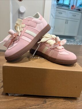 NWT BalaOne Kids Pink Sneakers with Cream Stripes (2.5/3 US SIZE)